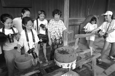亲历豆腐传统制作工艺。