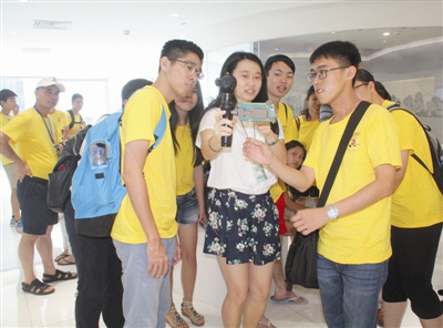 华裔大学生被高科技产品吸引。深圳侨报记者
