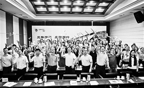北京国际青年营成立三周年纪念大会上，嘉宾放飞纸飞机。（摄影/本报记者