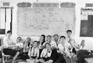 教师钟颖（左一）与学生一起为同学庆祝生日，培养学生的集体感和荣誉感。（钟