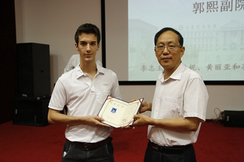 北京华文学院副院长郭熙为学生颁发结业证书,本学期共有70多位同学结业。