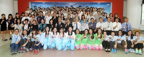 新纪元学院教育系师生、北京市国际教育交流中心代表、50名北京实习生和22所各独中代表在开课典礼结束后合影。(马来西亚《星洲日报》)