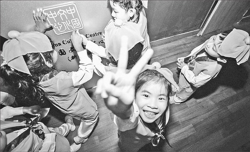 近年来，中国与东盟国家的文化交流形式多样，内容丰富。图为去年12月，新加坡中国儿童艺术剧院马兰花艺校首期戏剧表演体验班汇报演出后，小朋友们都十分开心。（新加坡中国文化中心供图）
