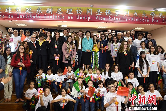 当地时间8月3日下午,中国国务院副总理刘延东访问巴西圣保罗州立大学孔子学院并看望孔子学院师生。