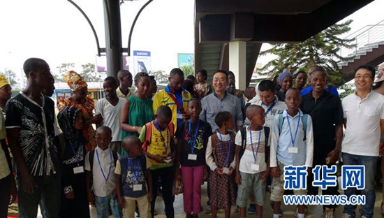 8月1日,卢旺达孔子学院的老师与家长给赴华表演的少年武术学员送行。