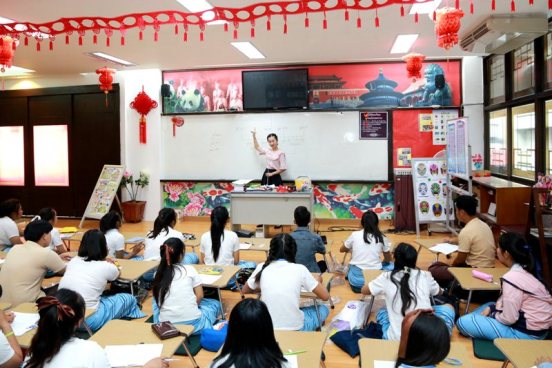 在泰国南邦府一所隶属于该国教育部职业教育委员会的学校内，来自中国的汉语志愿教师正在给当地泰国学生授课。国家汉办供图