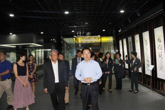 泰中文化促进委员会暨泰国诗纳卡琳威洛大学代表团访问北京华文学院。
