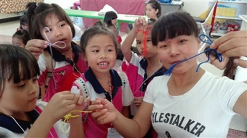 宋立芹和泰国孩子们一起制作“中国结”。
