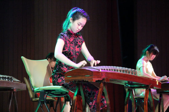 东方文化书院的学生演奏古筝