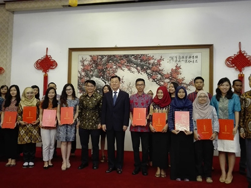 中国驻印尼使馆举行新一批赴华留学生送行会-中国侨图片