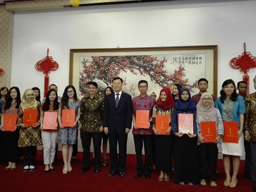 中国驻印尼使馆举行新一批赴华留学生送行会