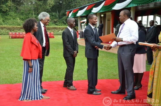 肯尼亚总统为学生颁奖