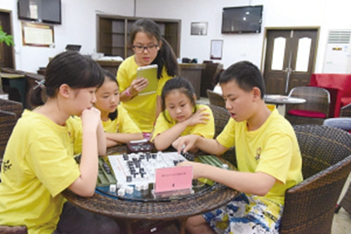 夏令营的海外华裔学子学下汉字棋。(陈辉