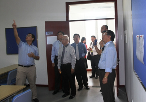 曹正国陪同马来西亚访问团参观教室。