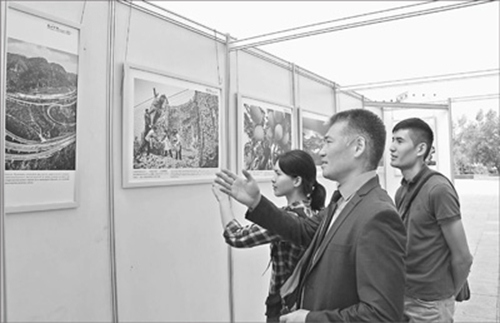 哈萨克斯坦民众观看“感知中国”图片展。(本报记者
