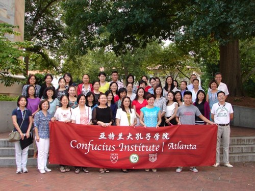 第七届夏季汉语教师培训班参与者合影。（美国世界新闻网