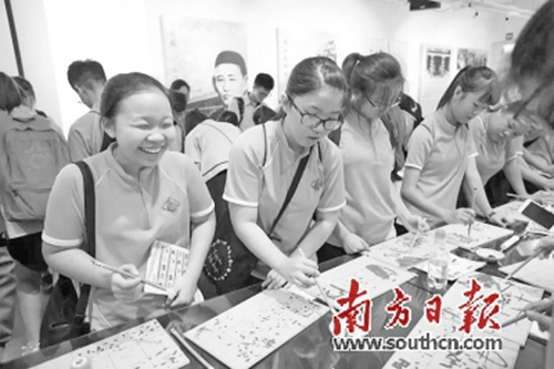 7月初,新加坡宗乡会馆联合总会和新加坡推广华文学习委员会联合举办“走出校园·走进文化”导览活动,学生们在学习中国书法。