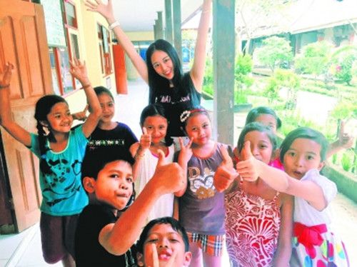 王晗玥在印尼与孩子们的课间活动。