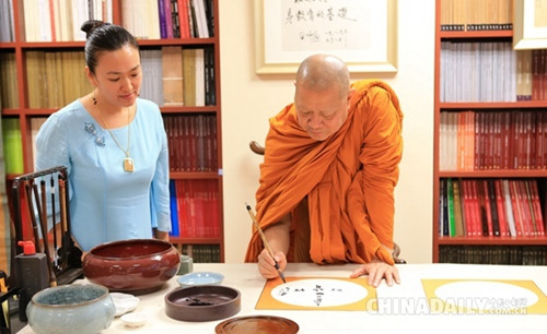 赵昆通猜（右）与他的中国女弟子刘飞在研究中国传统书法。张振国摄