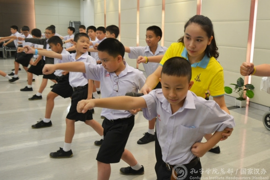 志愿者教师指导学生