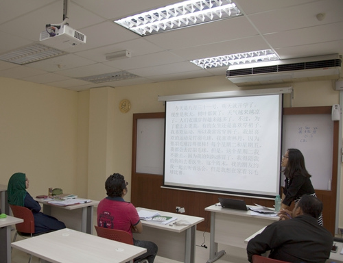 图为学员正朗读中文文章,并用英语翻译文章内容。(来源:马新社)