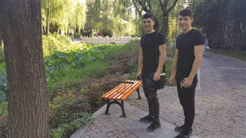 乌兹别克斯坦19岁双胞胎兄弟松节和松涛