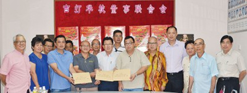 吉打州3区华教发展工委会将反对双语课程计划的集体签名移交董总。（马来西亚《光华日报》）