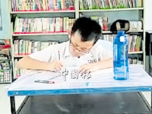 周炜铨平日在学校考试,都是独自一人应考。(马来西亚《中国报》)