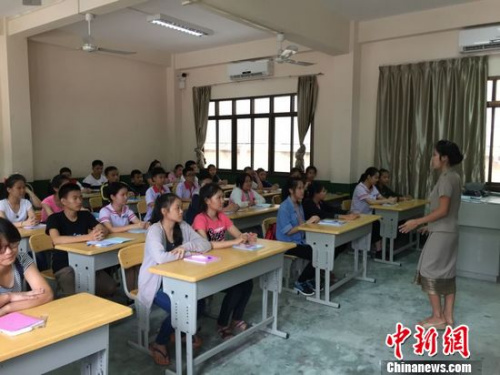 学生们正在学习中文。齐彬