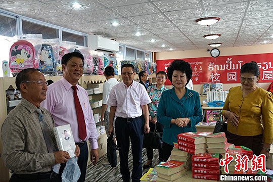 中国侨网中国国务院侨办主任裘援平8日来到老挝知名华校寮都公学考察,她高度肯定寮都公学建校79年来的发展,希望大家共同努力,把寮都公学建设得更好,推进海外华文教育事业取得更大发展。中新社记者 齐彬 摄