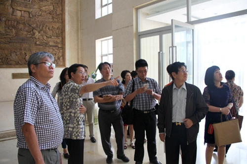 印尼访问团成员参观北京华文学院