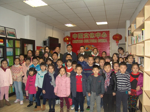 中国驻西班牙大使馆朱健参赞看望毕尔巴鄂华侨中文学校师生