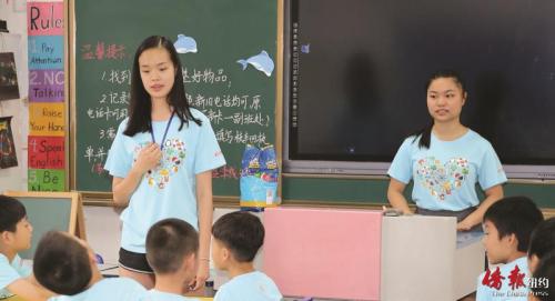 风华中文学校2016年“青少年精英培训夏令营”常熟营成员同当地学生交流。（美国《侨报》）