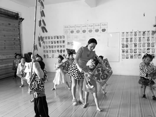黄灵婕老师通过教老挝当地孩子跳舞，教授孩子汉语、传播中国文化。（采访者供图）