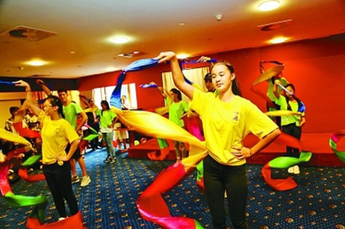 图为“营员们”在表演中国传统舞蹈“最炫民族风”。