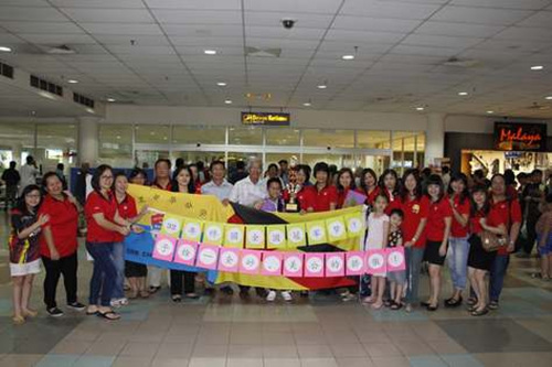 美里中华公学校董校长及老师到机场迎接陈予焓。（马来西亚《星洲日报》）
