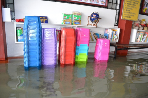 北海麦曼珍华小教室遭水淹。（马来西亚《星洲日报》）