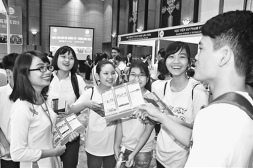 不久前，即将去中国留学的越南学生陈春胜（右一）和同学们分享申请赴华留学的心得。
