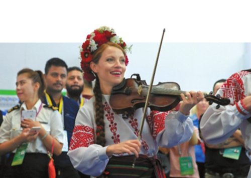 9月21日，在第五届中国―亚欧博览会国际及港澳台展区白俄罗斯展馆，来自白俄罗斯的演员为观众表演歌舞。