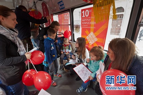 孔子学院号电车一经推出就大受欢迎,每一节车厢都挤满了争相前来体验中国文化的波兰当地市民。新华网发