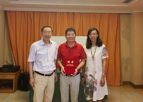 温州大学向佛罗伦萨中文学校校长潘世立颁发聘书