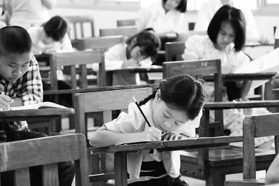 图为泰国学生在参加汉语考试。(朱拉隆功大学孔子学院提供)