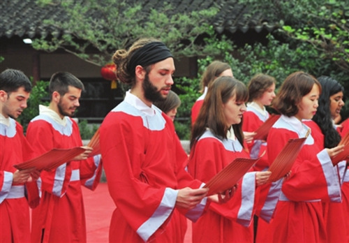 来自苏州大学海外教育学院的外国留学生，首次参与今年苏州文庙祭孔典礼，并现场诵读《论语》。