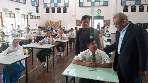 尤诺斯(右)巡视巴当德姆中学考场。(马来西亚《星洲日报》)