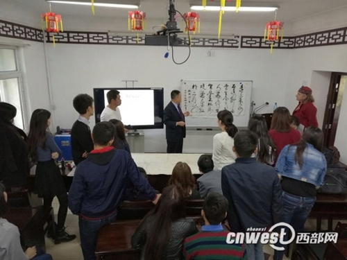 陕西书法家何炳武在吉尔吉斯斯坦教授当地大学生中国书法。