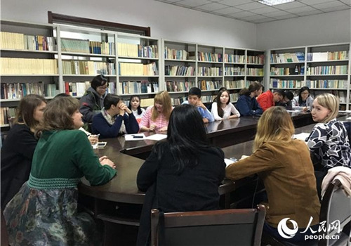 中俄记者与西安外国语大学留学生代表交流（人民网陈思