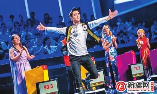 萨穆在央视“汉语桥”大赛中展示新疆歌舞。（受访者