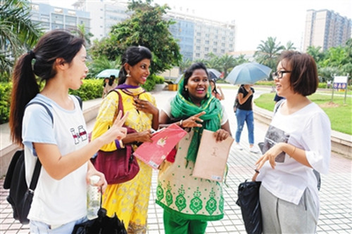 2016年10月17日，海南医学院里来自印度的留学生和中国学生在一起交流。本报记者