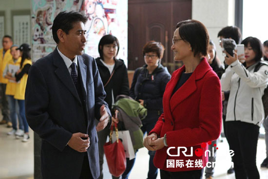 西北师范大学副校长刘复兴向“丝路中俄”采访团的记者们介绍学校情况。(摄影:黄文华)