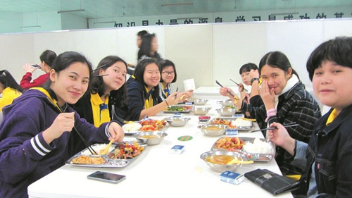 泰国学生在食堂内，感受着十堰一中学子们的生活
